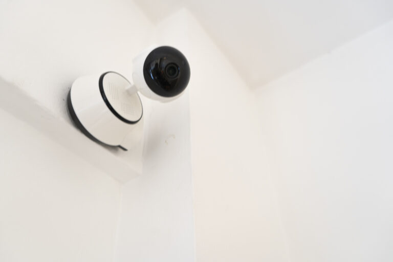 Installation de caméra de sécurité pour entreprise et particulier, surveillance vidéo, protection des locaux et domiciles, solutions de sécurité.